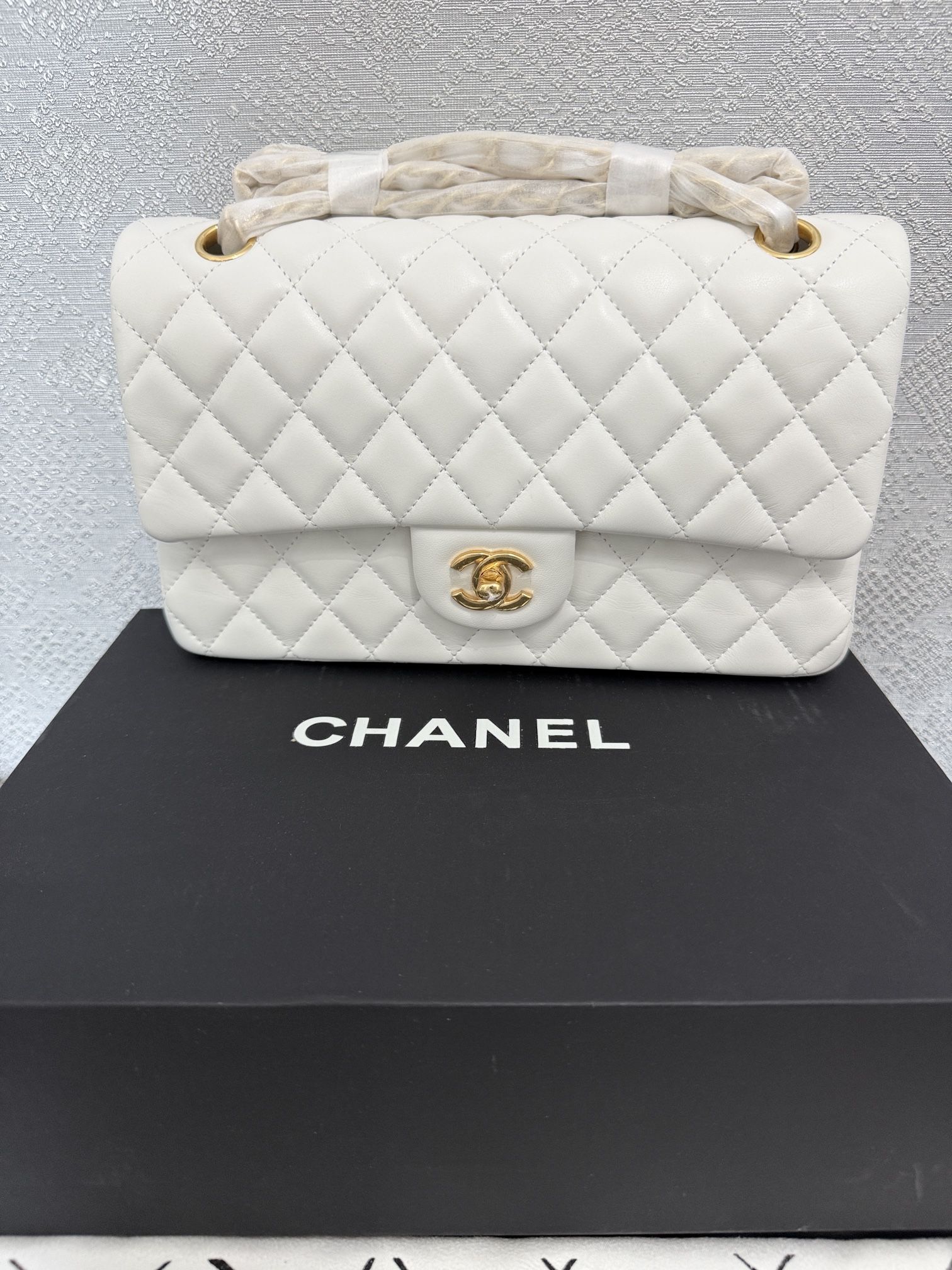 New! White Classic Gold Hardware Box And Dustbag