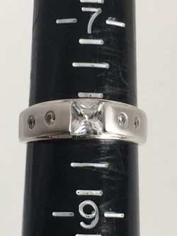 VINTAGE BEAUTIFUL SILVER RHINESTONE RING SIZE 6. STAMPED THAILAND