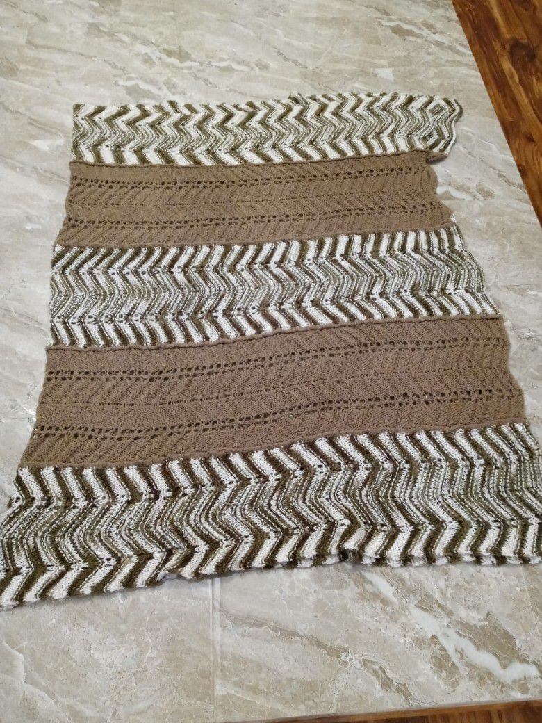 Large Hand Knit Blanket- Great Condition & Warm! - $8  (san jose south)

