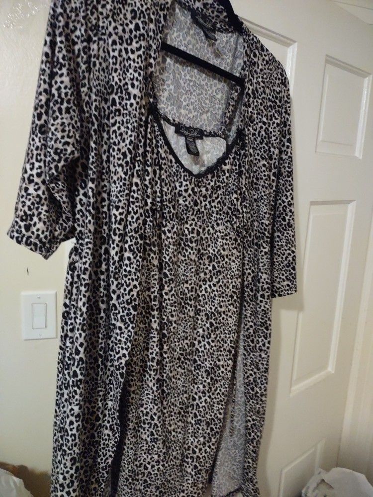 Nightie With Robe It Stretches Never Worn