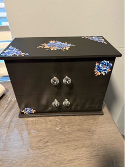 Jewelry box-cosmetic organizer