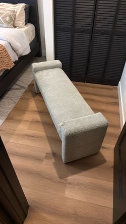 Sea foam ottoman (free)