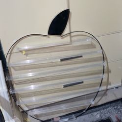 Apple-shaped shelf 