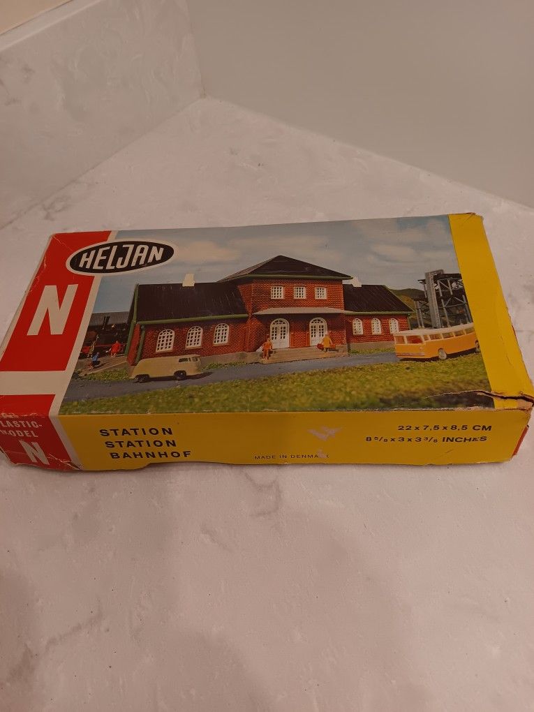 Veljan B640 N Scale Train Station