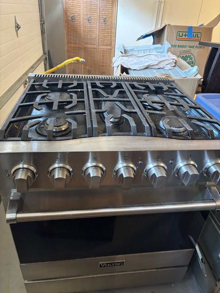 Viking Gas Range and Microwave With Bosch Dishwasher