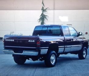 2001 Dodge Ram 2500HD SLT – Rugged 4x4 Pickup