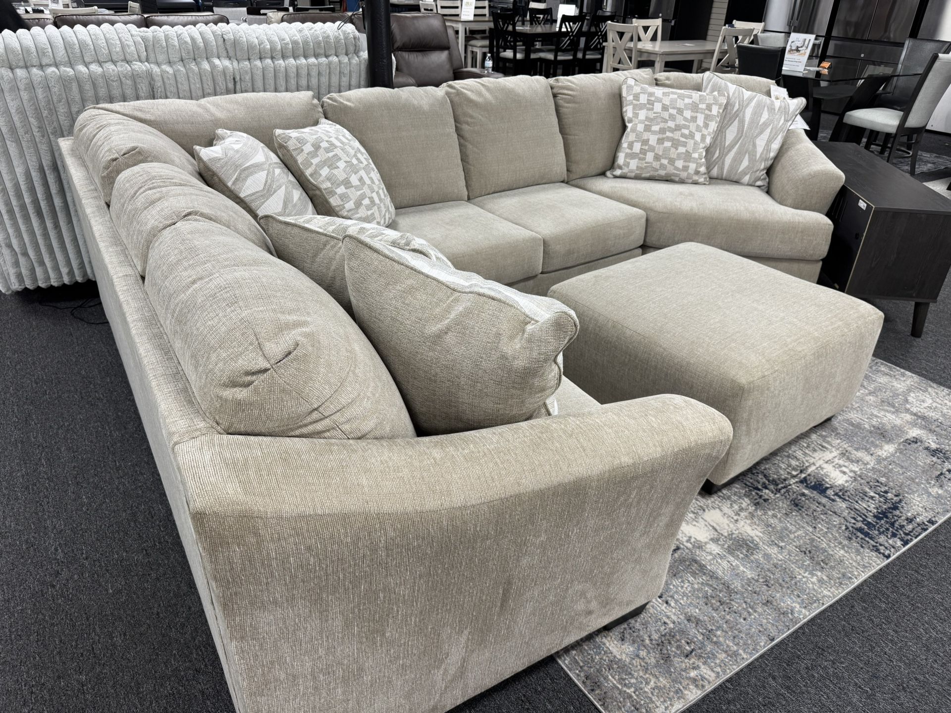 3-PC Fabric Sectional. 🚚WE DELIVER🚚