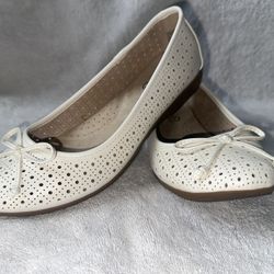 USA Size 8: White Flats 