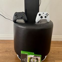 Xbox Series X Bundle – Excellent Condition – 2 Controllers + 3 Games