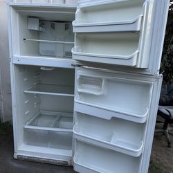 FRIGIDAIRE Refrigerator Model (FFHT2126LW2)