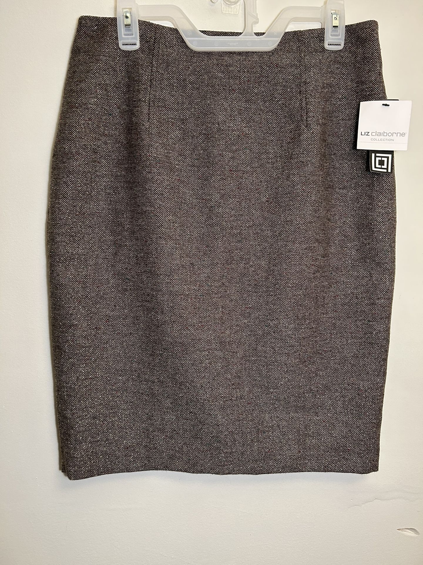 Women's new winter skirt.Size 10.$35.