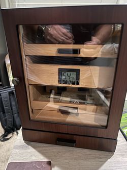 Cigar humidor