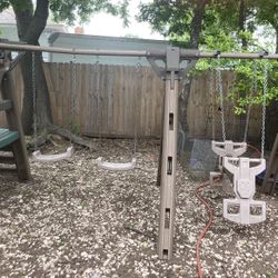 swing set in very good condition.