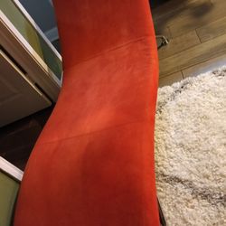 sofa muy cómodo y limpio en color naranjado 