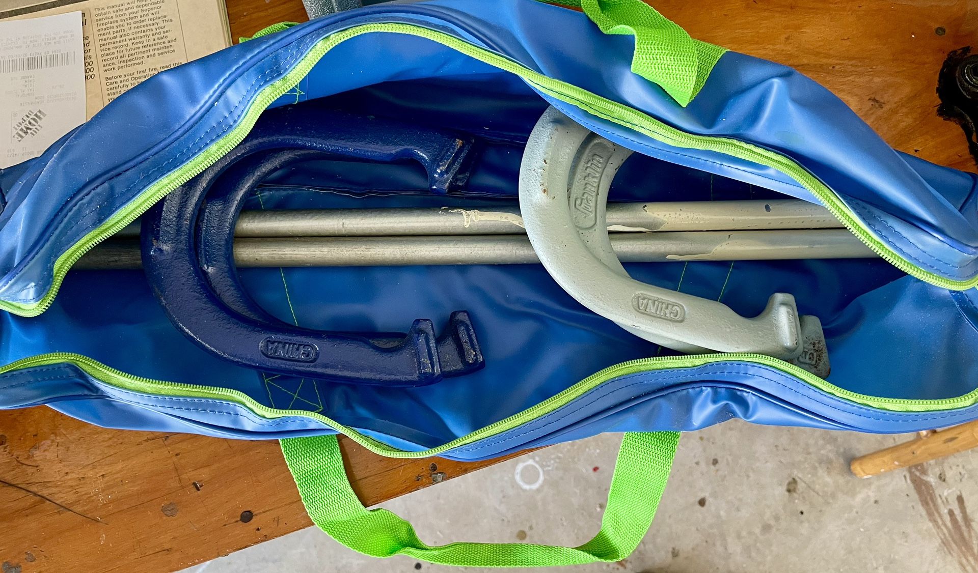 Horseshoe set and carrying case