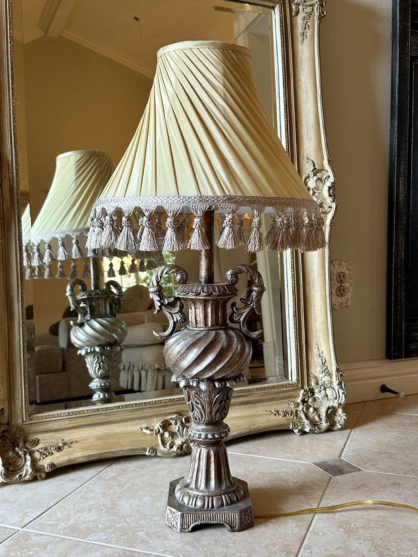 Elegant Classic Table Lamp