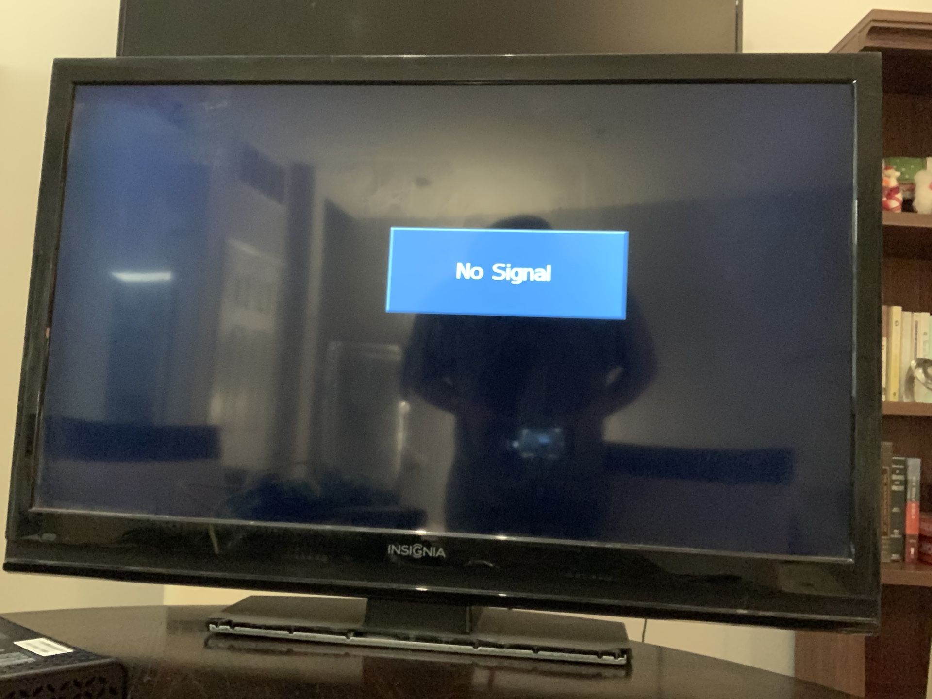 Insignia 36inch Flatscreen TV w/ Stand