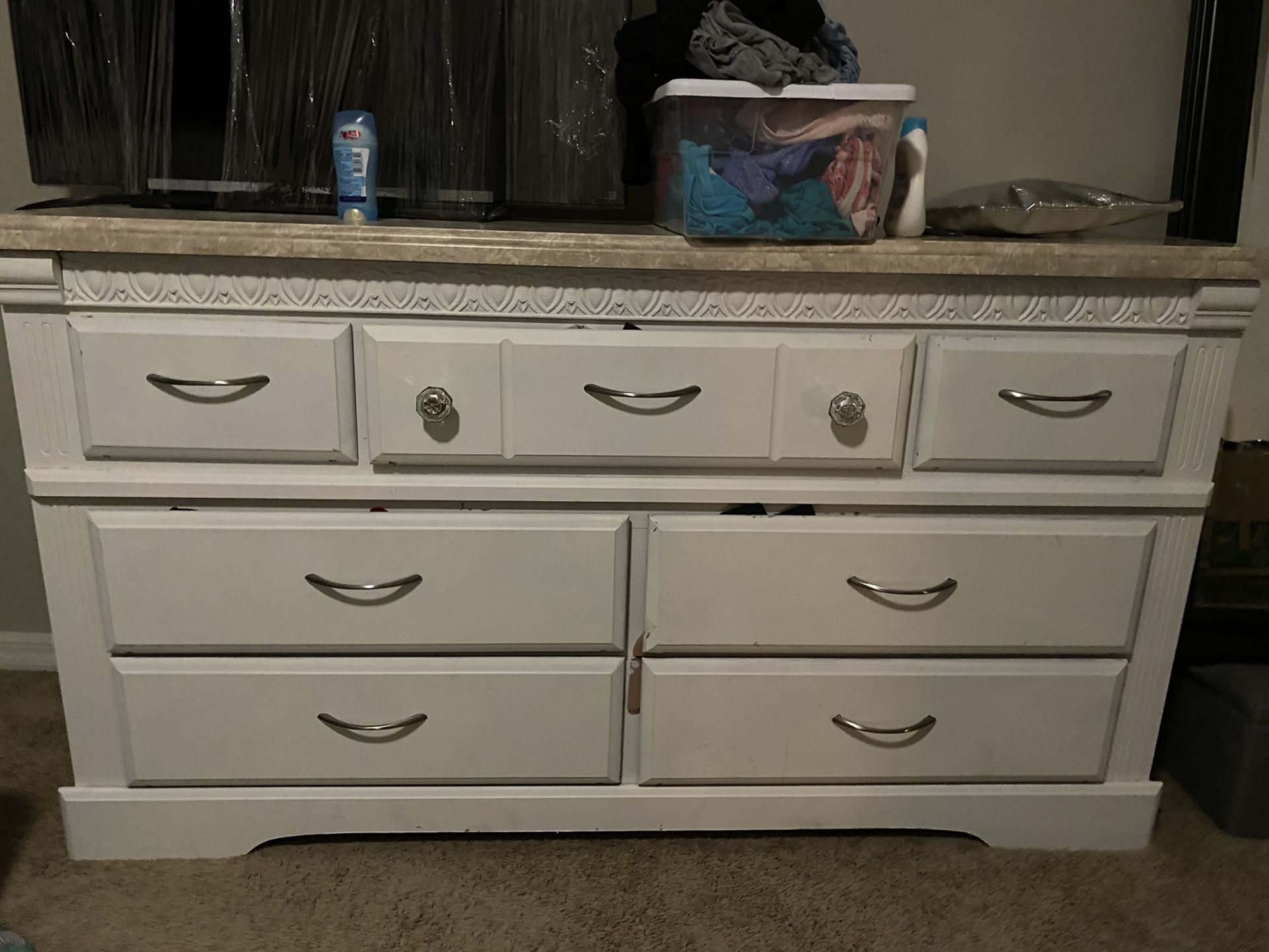 Dresser and two night stand FREE PICK UP TOMORROW