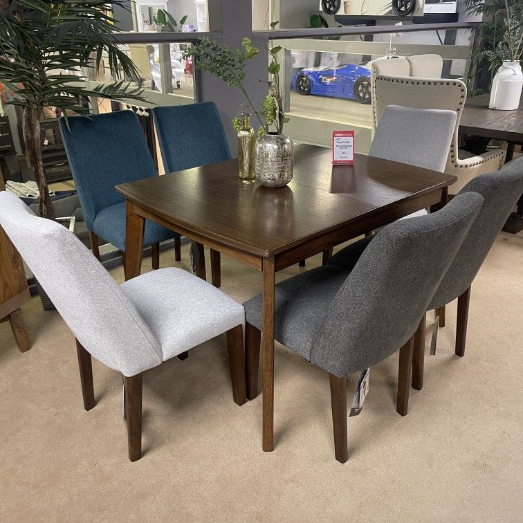 Lyncott Dining Room Set / 7pc