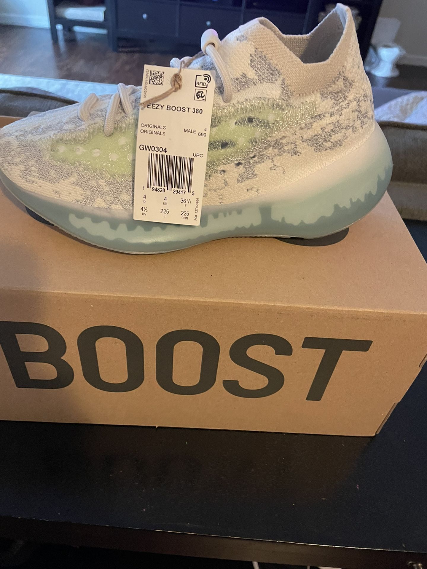 Yeezy Onyx Alien Blue Size 4.5