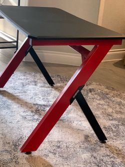 Gaming table very sturdy just like new