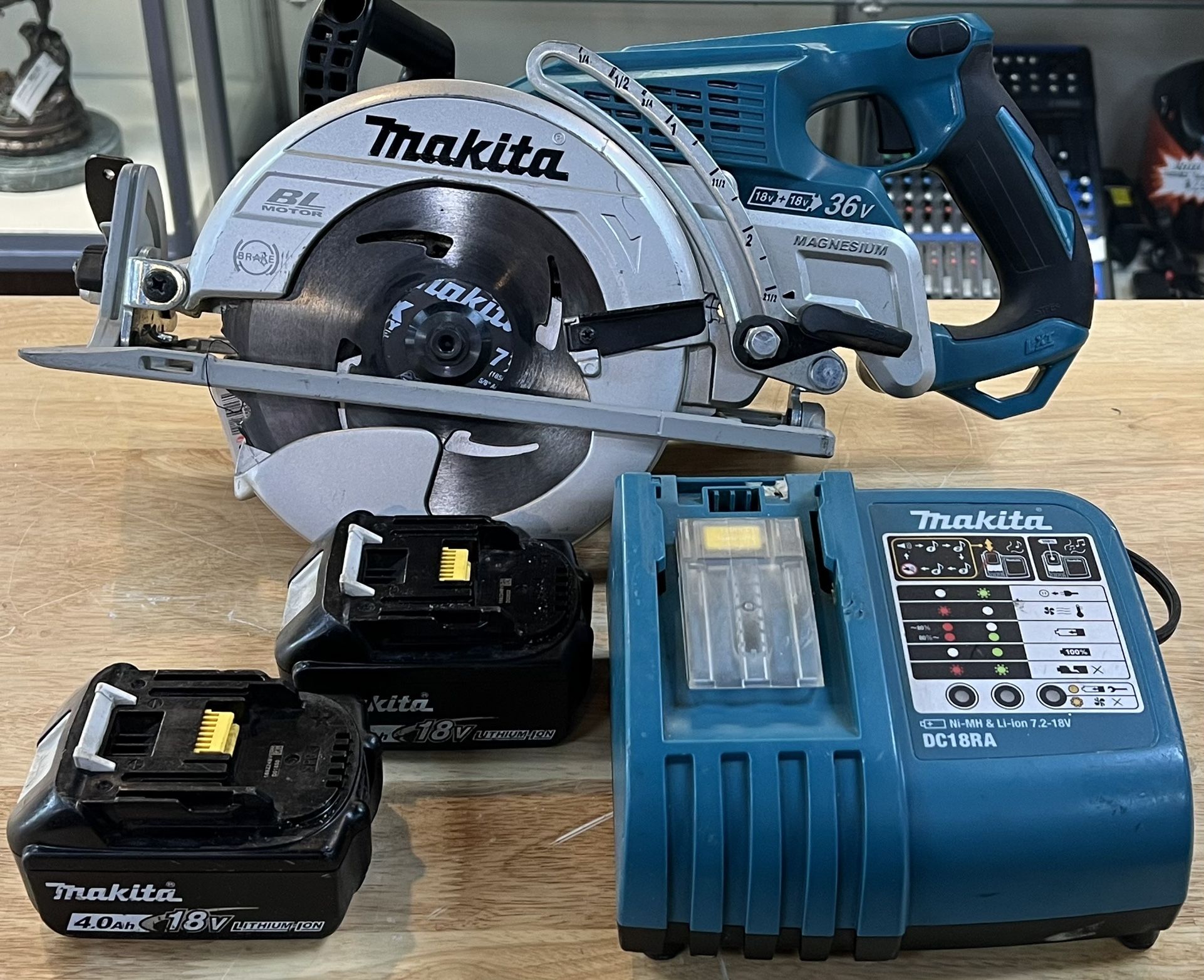 Makita XSR01 - 18V 7-1/4" Cordless Circular Saw Bundle