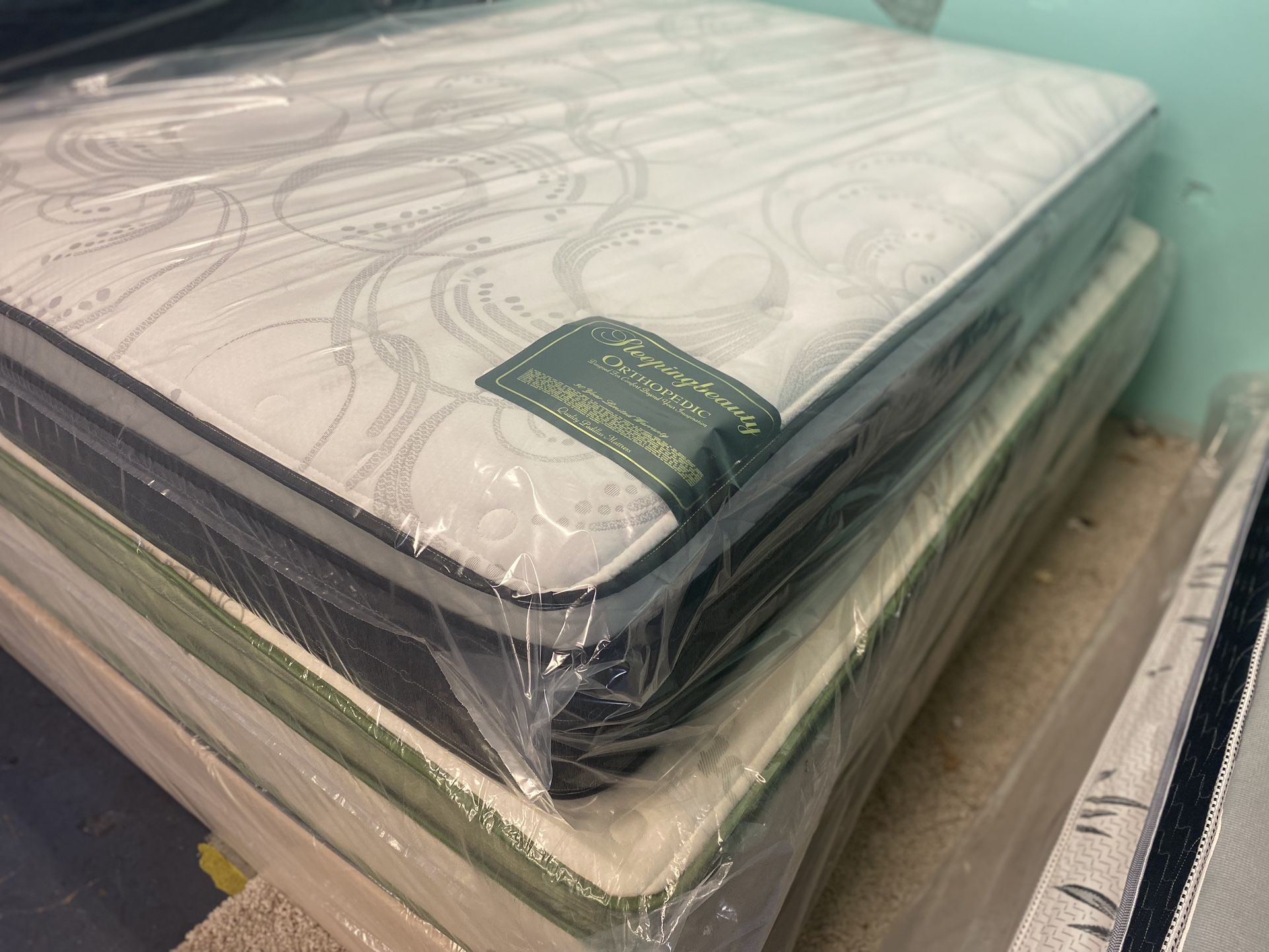 😴Mattress pillow top🥱 💎All sizes 💎12” inches tall 🔵Queen $199 🟣Full $180 🟠Twin $150 🟡King $330 🔴Cal kingl $330 🔘 Delivery available🚛