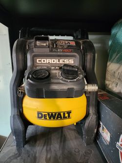 DeWalt 60V Max 2.5 Gallon Cordless Compressor w/ batteries & Fast charger