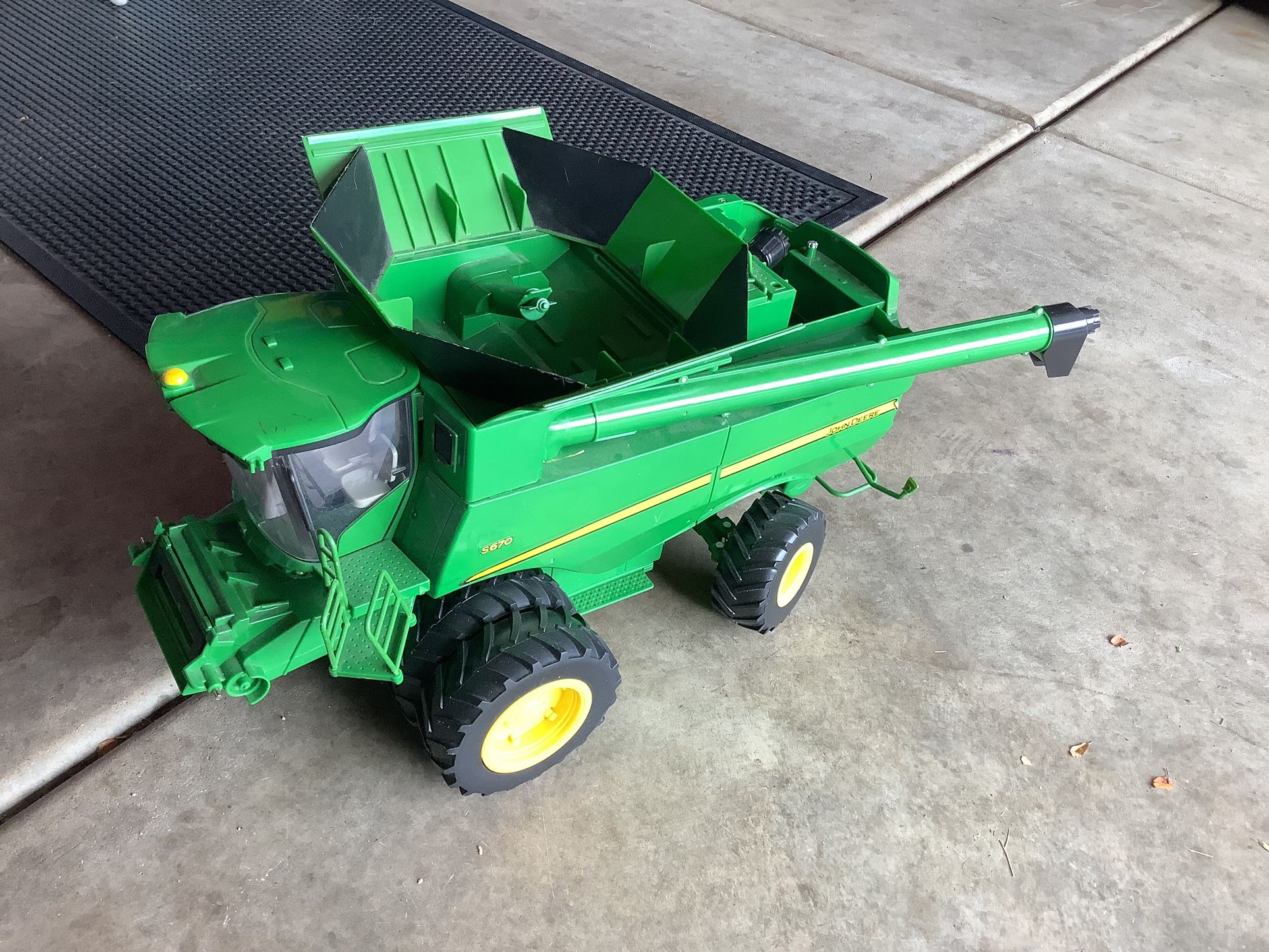 John Deere S670 Combine 1:16 Big Farm Toy ERTL Engine Sound & Lights Missing Heads Excellent Condition
