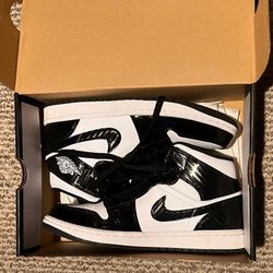 Jordan 1 Mids (Size 9)