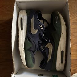 Size 8 Nike Air max 