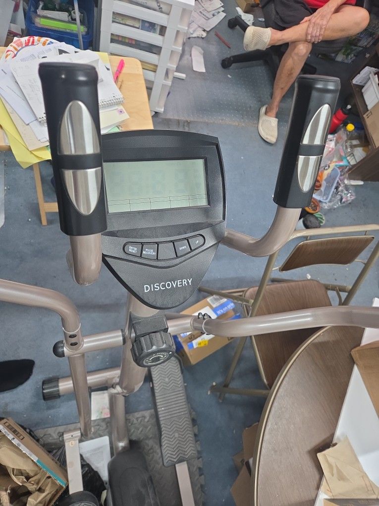 Discovery 5.2H Elliptical Machine (BLACK)