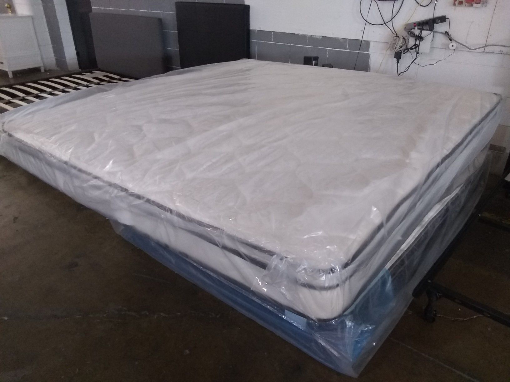 King Mattress sale $199 today only 😎2759 Irving Blvd Dallas 75207😆