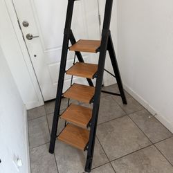 5 step ladder - minor Niggle to the leg - see pictures 