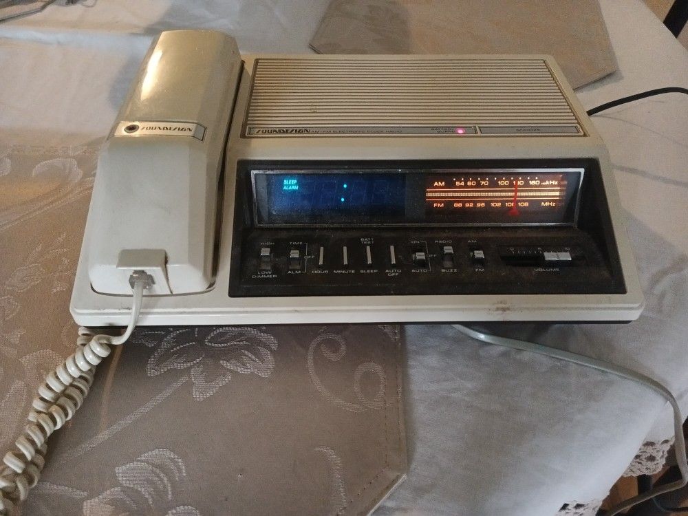Vintage Soundesign Clock Radio Telephone, AM/FM/Alarm,Blue LCD,pulse-dial 7560-C