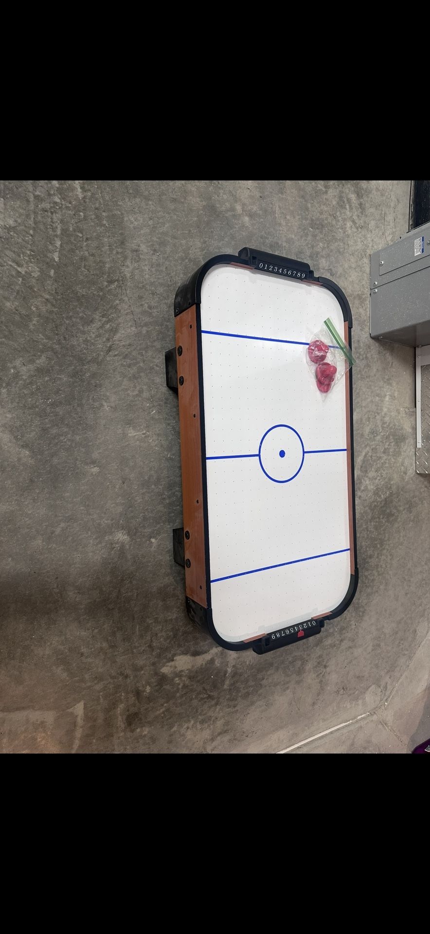 Air hockey table