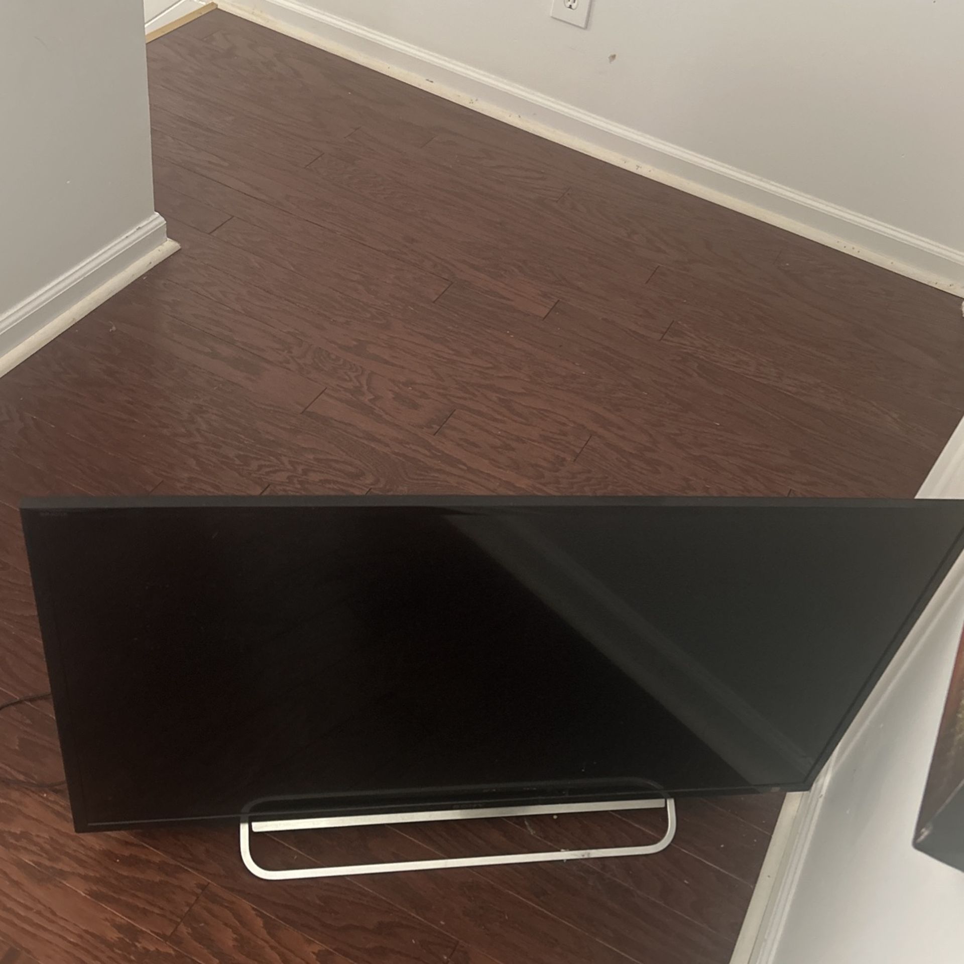 Broken Screen 42 Inch Smart TV(For Parts)
