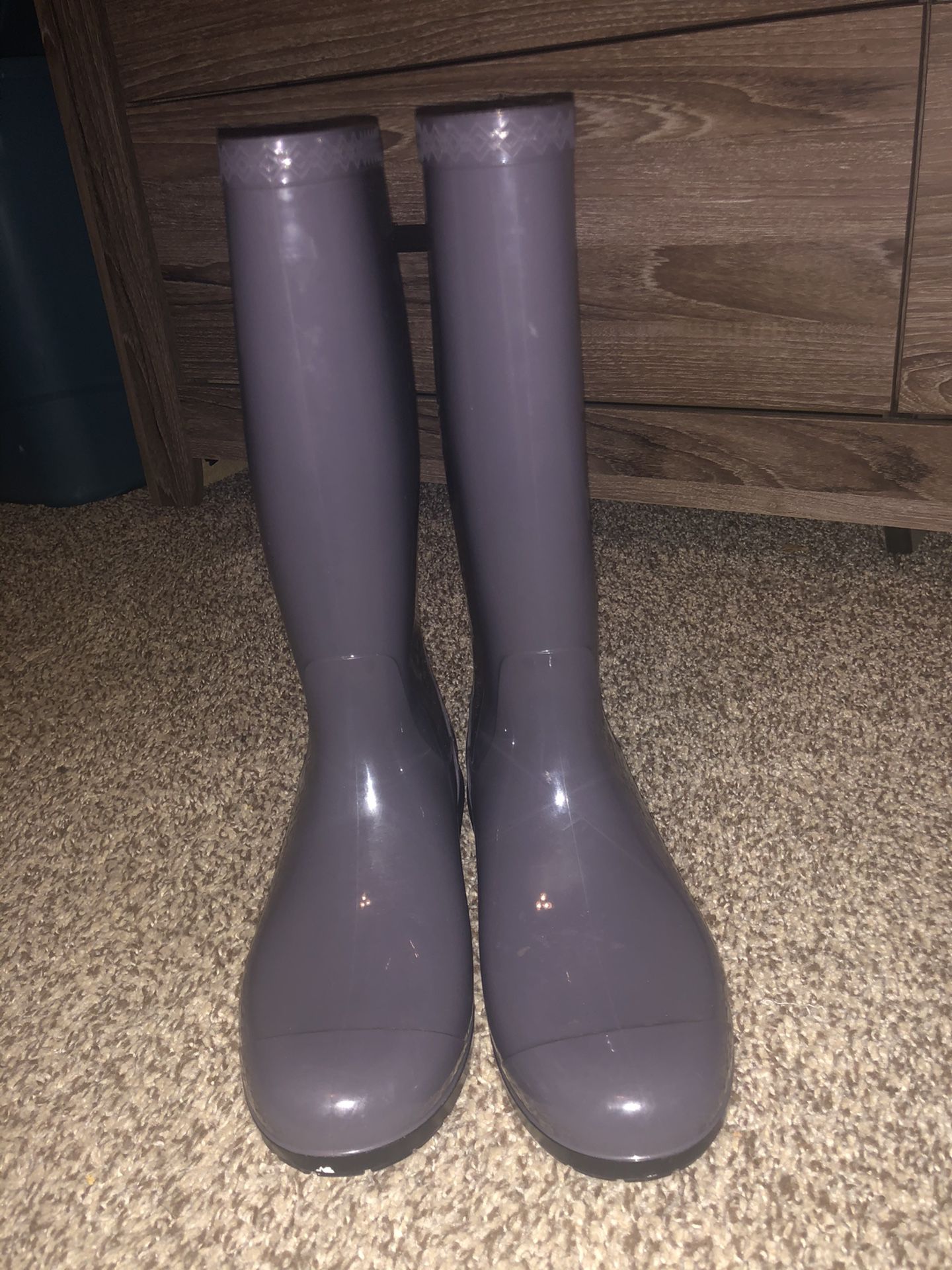 Women’s UGG rain boots, size 8 (gray)