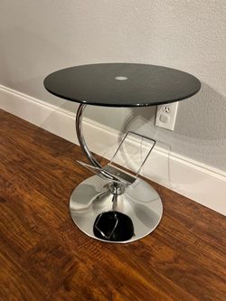 Modern glass end table with magazine holder