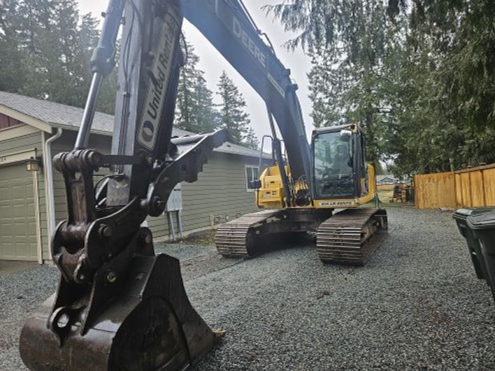 John Deere 210G LC (Excavator / Trackhoe)
