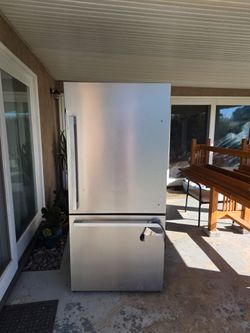 Hisense 17.2 cu ft Counter-Depth Stainless Refrigerator – Bottom Freezer