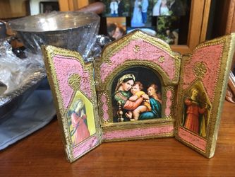 Beautiful Italian piece 4 “ tall 9 wide opened