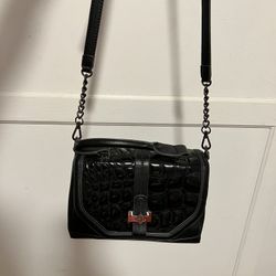 Vera Wang Designer Shoulder Purse Bag For Women. Clean Interior. Durable Material Easy To Clean 