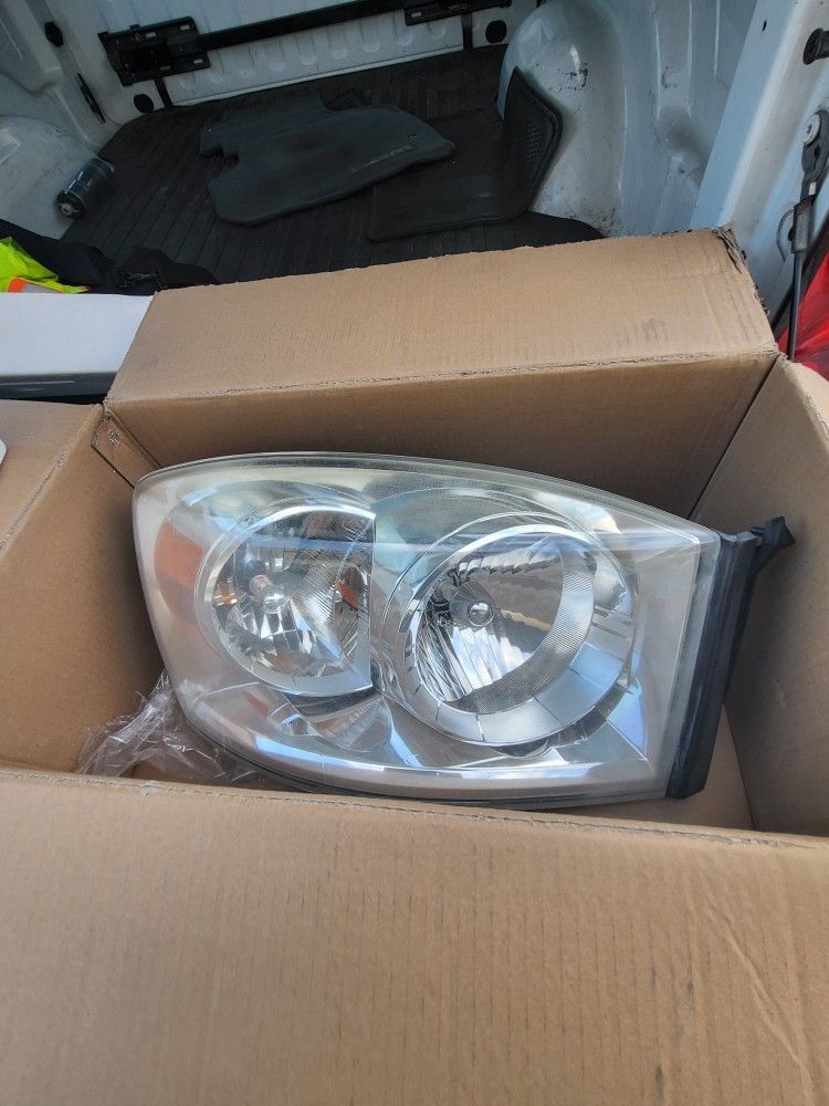 2007 Dodge Ram 2500 Headlights With LED Headlight Bulbs And Turn Signals