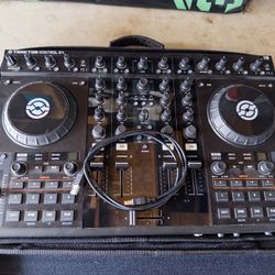NATIVE INSTRUMENTS TRAKTOR S4 DJ CONTROLLER