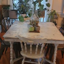 Dining room table in chairs 