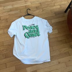 levi’s graphic “ a little peace and quiet” tee size L