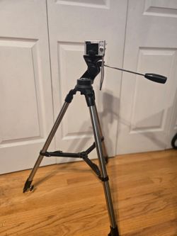 VINTAGE CAMERA TRIPOD - COMPANY UNKNOWN - w BUILT IN COMPASS
