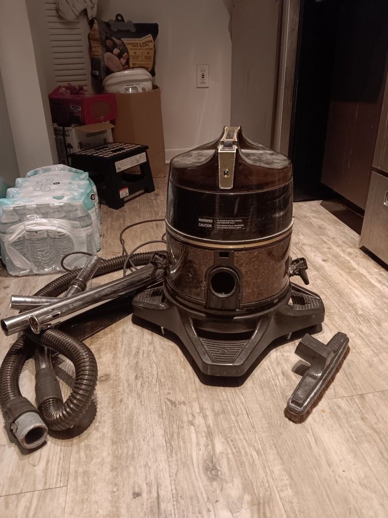 Rainbow Vacuum D4C SE Canister Vacuum Water Basin Rolling Base Working