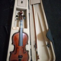 Like New Palatino 4/4 Violin with Bow in Hard Case
